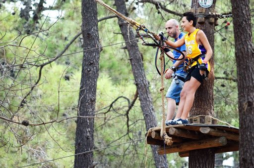 Parques de aventura con tirolinas cerca de Madrid